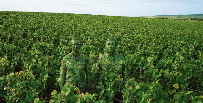 Read more about the article Champagne: the sublime camouflages of Lui Bolin for Ruinart