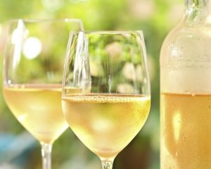 Read more about the article Serving wine in the summer | Some hints and tips