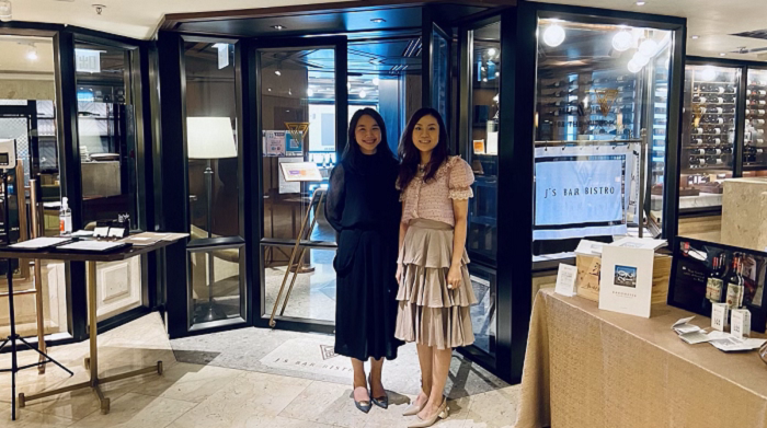Alva and Jojo who help iDealwine's Asia-based customers