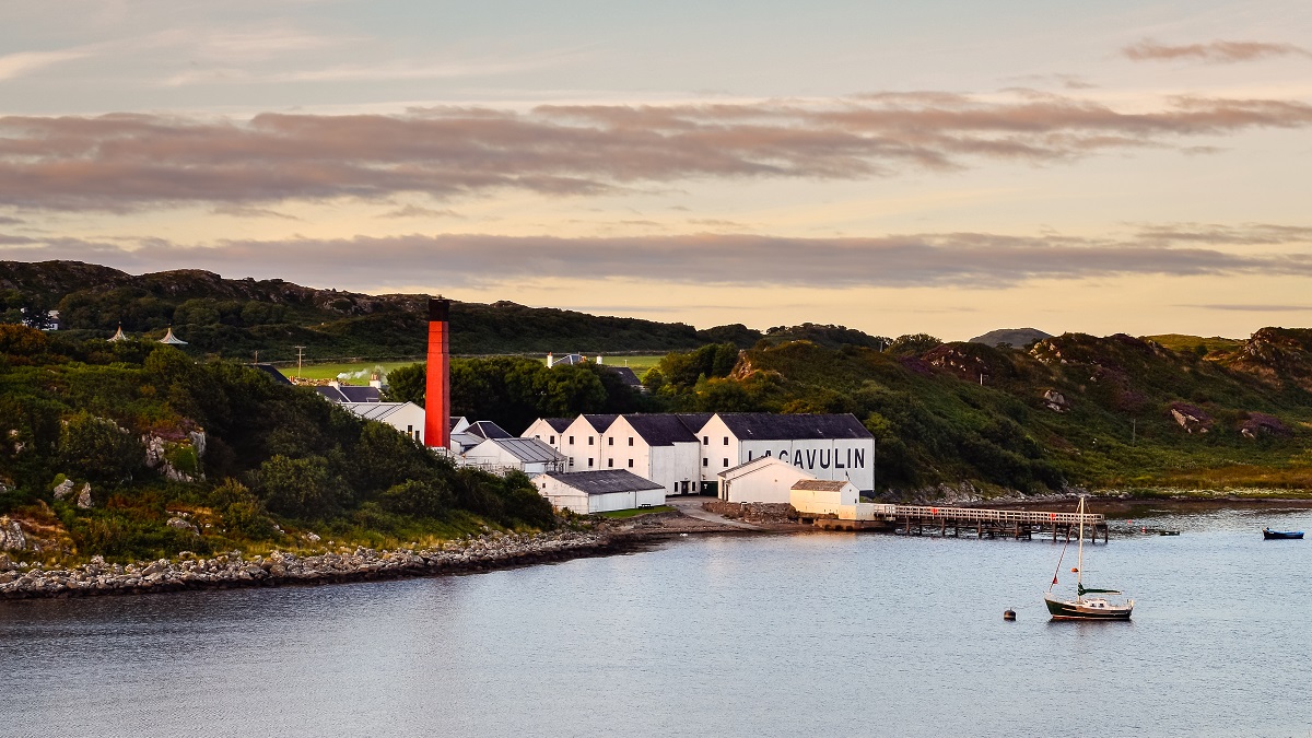 Read more about the article Lagavulin, an Islay icon, where peat and maritime aromas meet