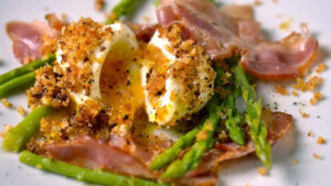 Read more about the article Green asparagus, Parma ham, soft-boiled egg and parmesan wafers
