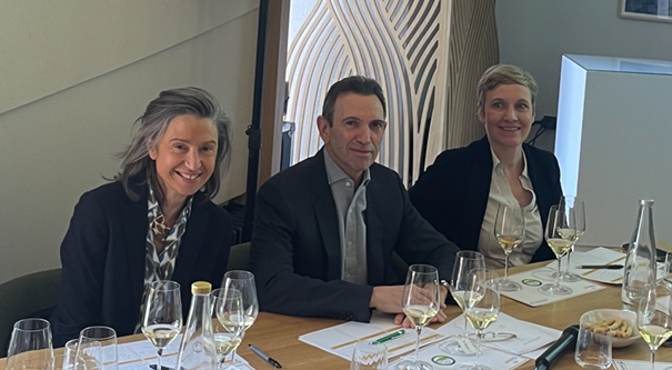 Frédéric Panaïotis, with Marie Mascré (SOWINE) and Angélique de Lencquesaing on the jury for the 2025 edition of the Cav’IT competition (®iDealwine)