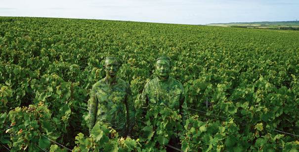 Frédéric Panaïotis, with artist Liu Biolin among the vines of Maison Ruinart (® Ruinart)