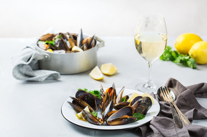 Bowl of mussels with a Chablis wine as a pairing