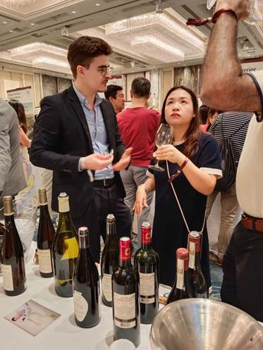 Léo representing iDealwine at a wine fair