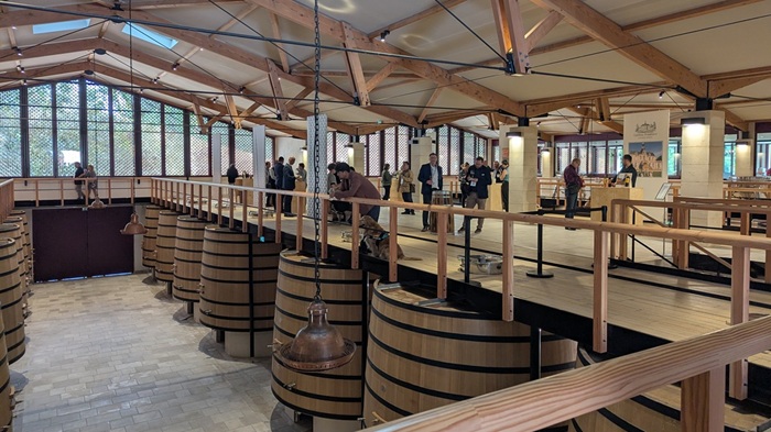 En Primeur tasting above wooden vats